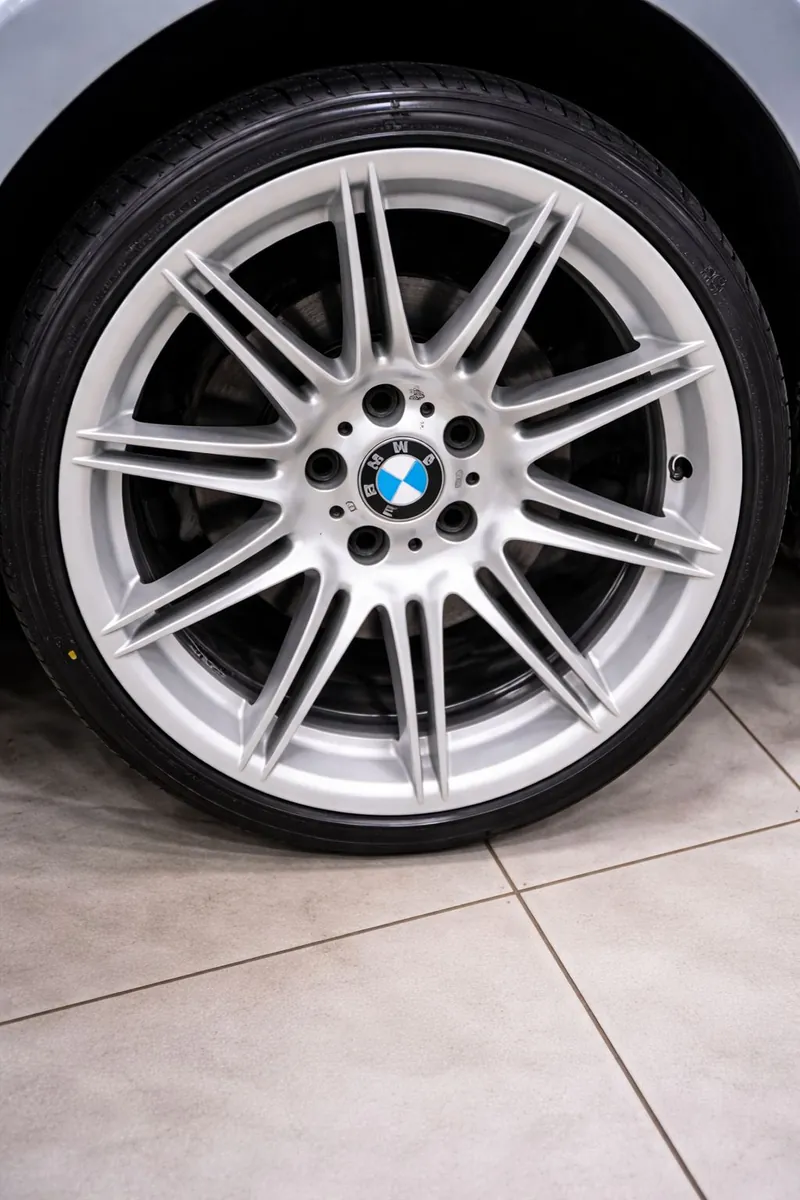 Cerchio BMW dopo la decontaminazione, pulito e brillante