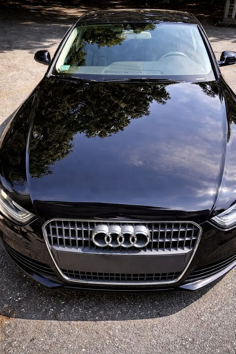 Audi nera dopo il lavaggio esterno: cofano lucido e senza sporco