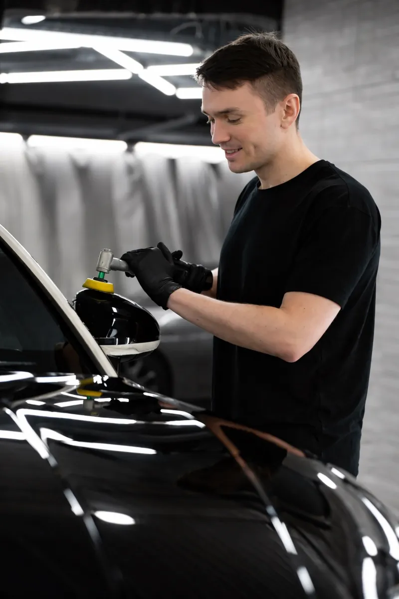 Professionista NICOCARDETAILING al lavoro